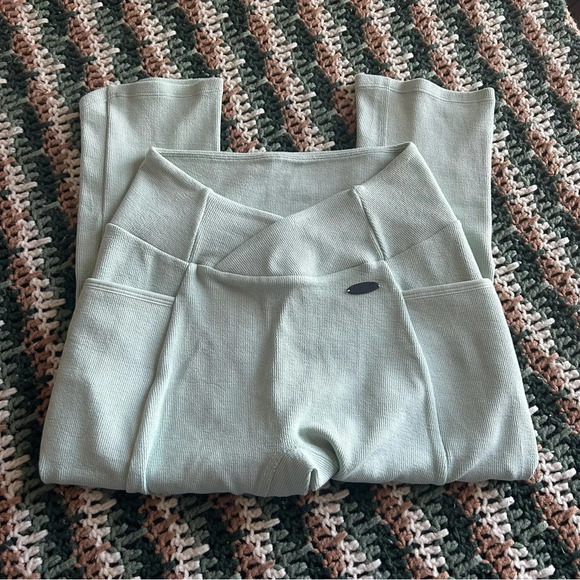 Gymshark size small knitted leggings cross waistline - Picture 4 of 9